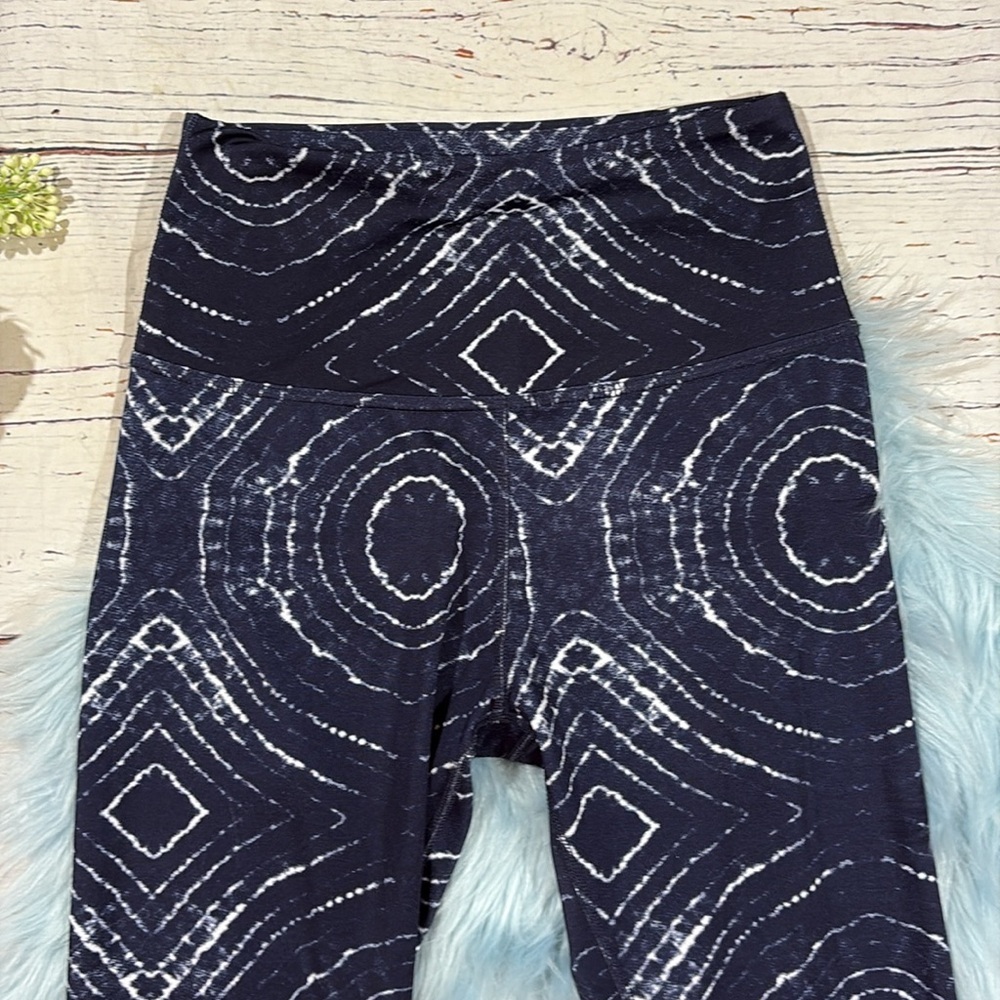 Beyond Yoga Blue and White Geometric Leggings - Picture 4 of 8